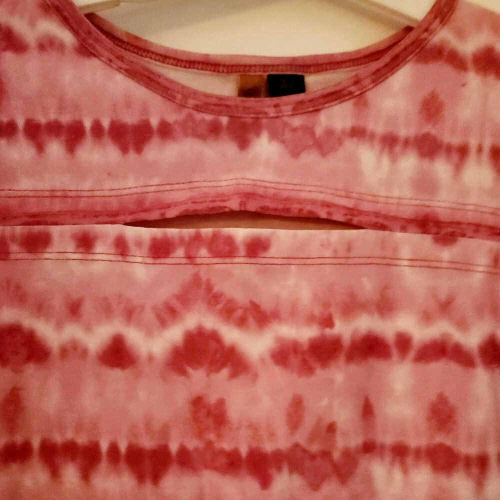 Hawaiian Syle CINQ Tee with Front Cut Out. XL NWT